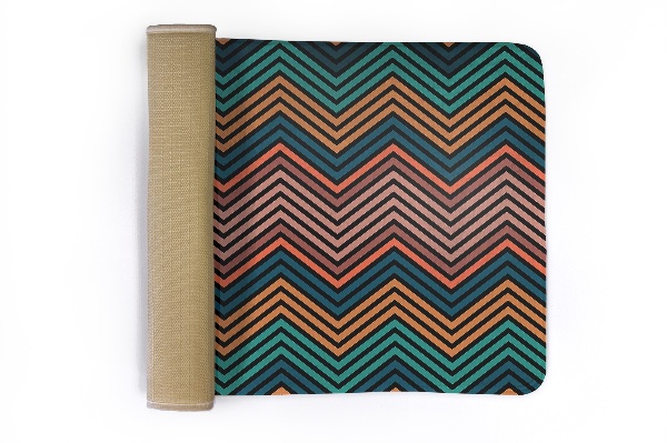 kleiner Teppich Zickzack-Muster