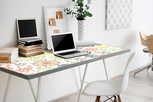 Büro-Schreibtischmatte Blumen und Herzen.