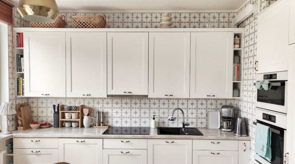 Verlegung von selbstklebenden Vinylfliesen